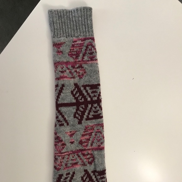 American Eagle V-Neck Hooded Sweater - Picture 6 of 6